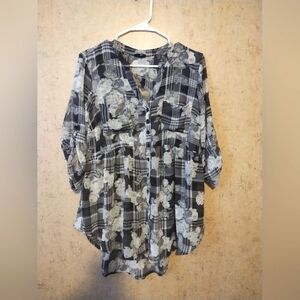 Woman's Torrid blouse size 0 (Large)
